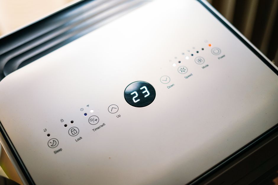 Een fluisterstille luchtontvochtiger in een slaapkamer voor betere luchtkwaliteit en een gezonde nachtrust.